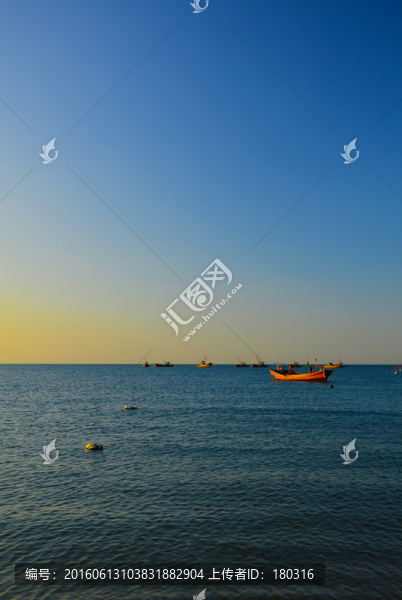 海邊,漁船