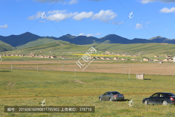 草原上的汽車