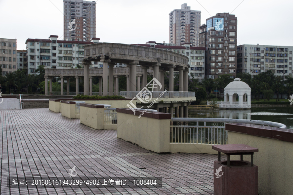 人民廣場(chǎng)公園湖邊觀景亭