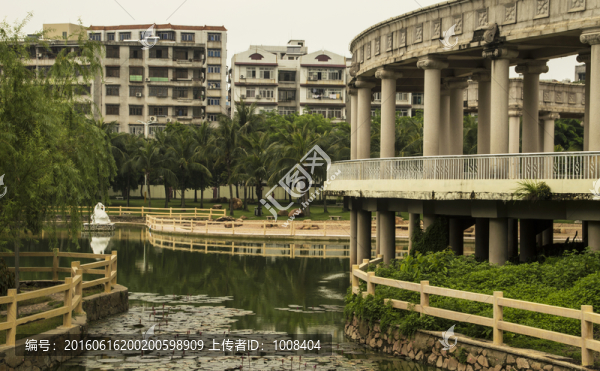 公園里的小湖泊