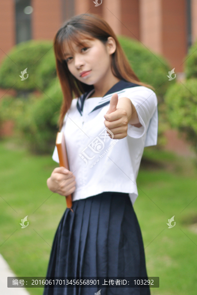 做稱贊手勢(shì)的女學(xué)生