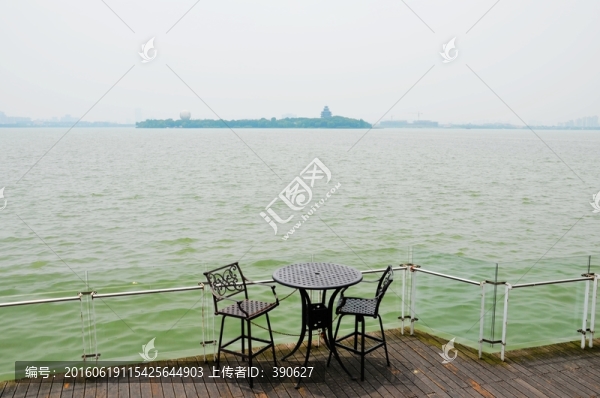 湖邊的桌椅