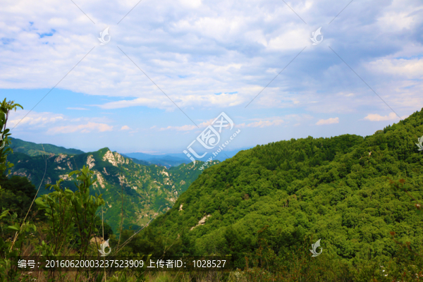 藍(lán)天白云群山