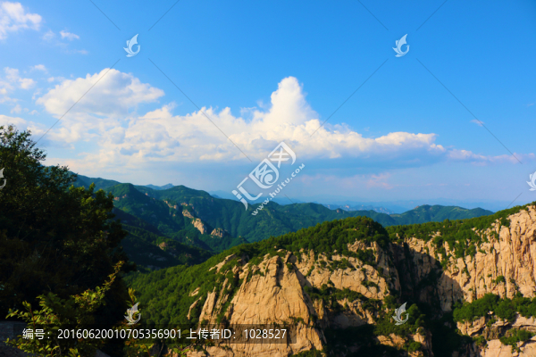 藍(lán)天白云群山