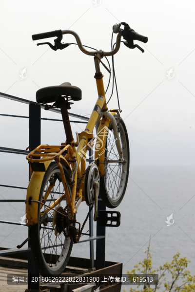 掛在欄桿邊的自行車