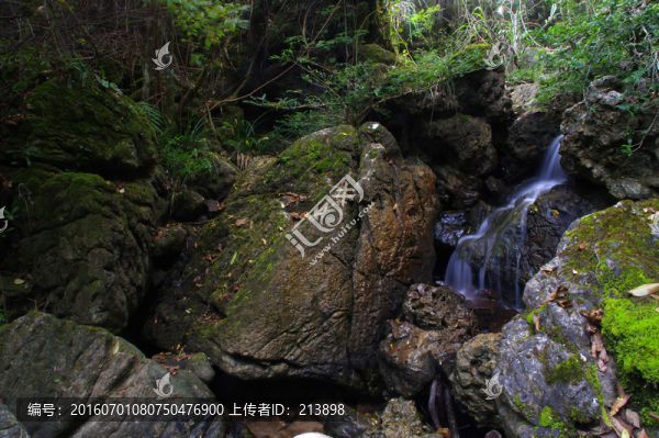 山泉瀑布
