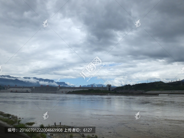 三峽水庫(kù)雨后初晴云彩絢麗