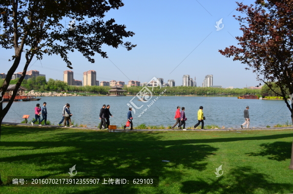 湖邊散步