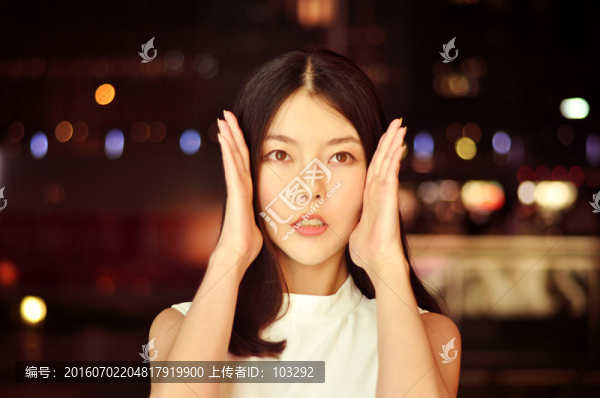 夜幕中做時(shí)尚造型的女人