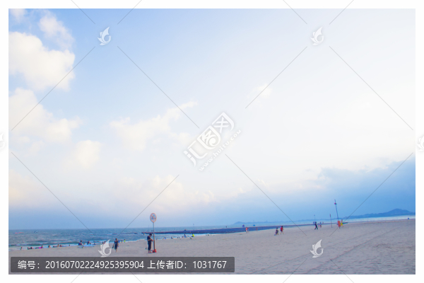 藍(lán)天白云海邊