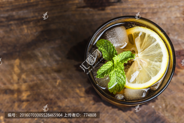 一杯檸檬可樂(lè)