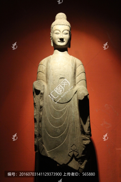 佛立像