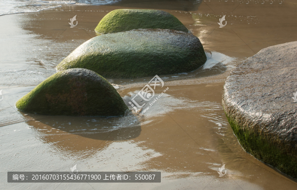 沙灘上的石頭