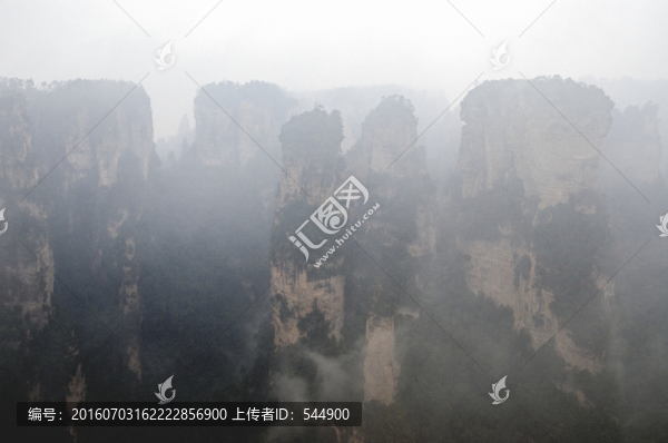 水墨迷霧山丘