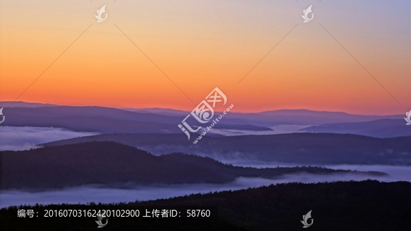 山巒云霧