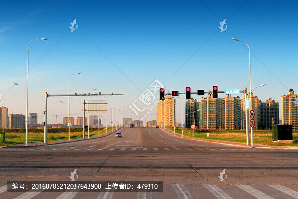 紅綠燈,公路,藍(lán)天,十字路口