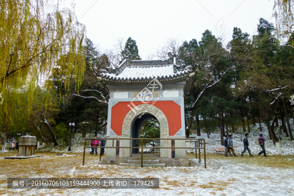 北大校園風(fēng)光大慈濟寺山門雪景
