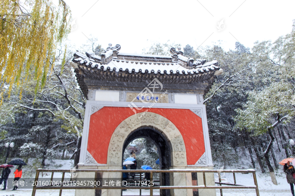 北大校園風(fēng)光大慈濟(jì)寺山門雪景