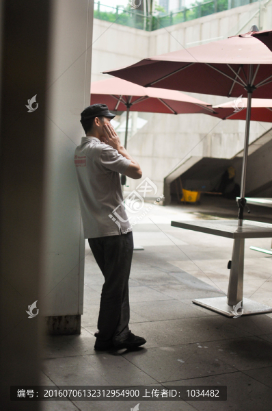 站著的男人