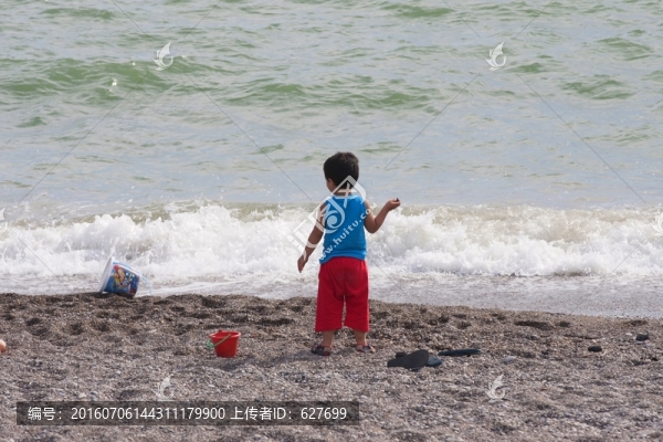 海邊的小男孩