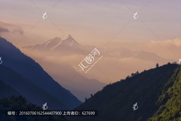 晨曦中的雪山