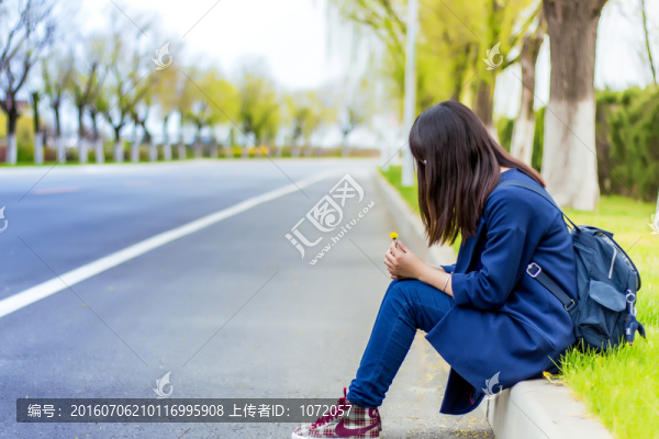路邊靜坐思索的少女