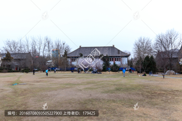 北大校園風(fēng)光靜園草坪燕京六院