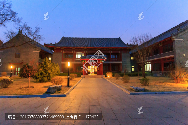 北大李兆基人文學(xué)苑哲學(xué)系夜景