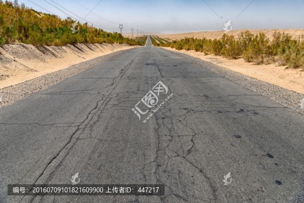 新疆輪臺(tái)沙漠公路