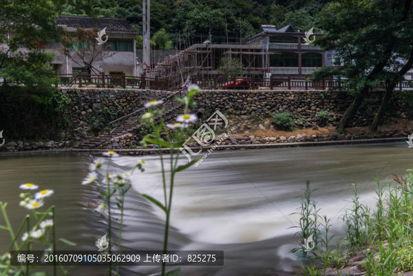 溪水