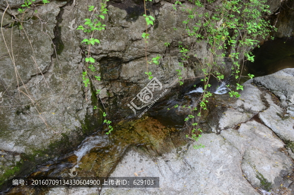 溪水巖石