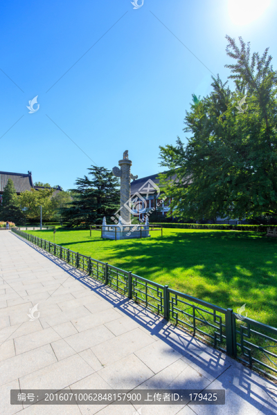 北京大學(xué)辦公樓草坪華表松樹銀杏