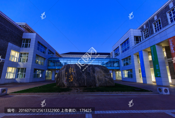 北京大學(xué)光華管理學(xué)院敢當(dāng)石夜景