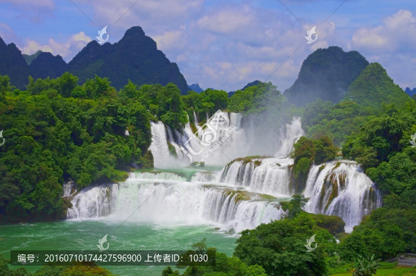 山水瀑布