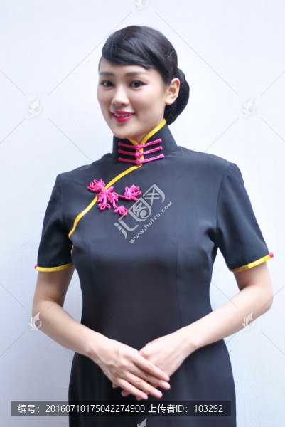 身穿黑色旗袍的禮儀小姐