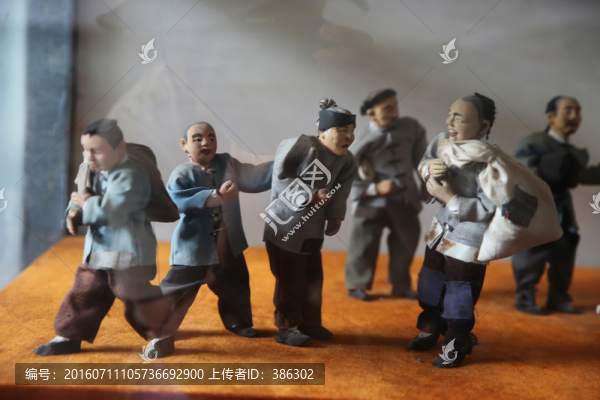 古時(shí)官府賑災(zāi)放糧雕塑