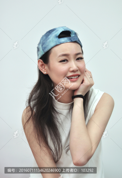 手托下巴的女生