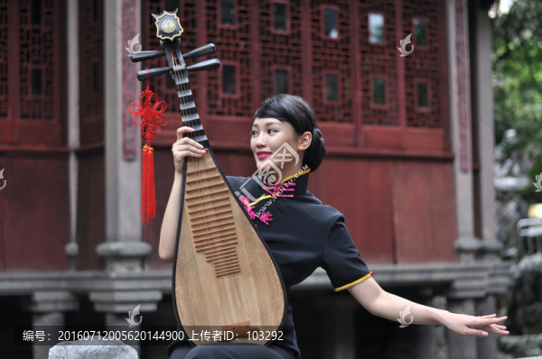 手持琵琶樂器的女藝人