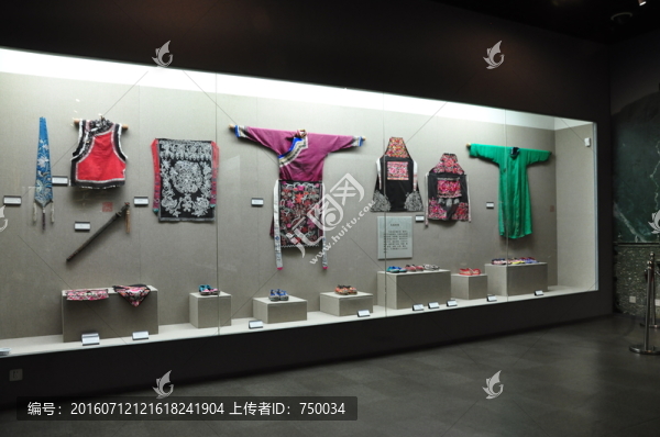 少數(shù)民族服飾櫥窗