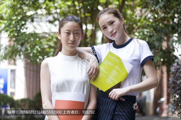 校園里的女大學生