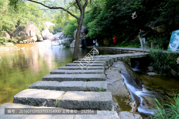 溪水邊