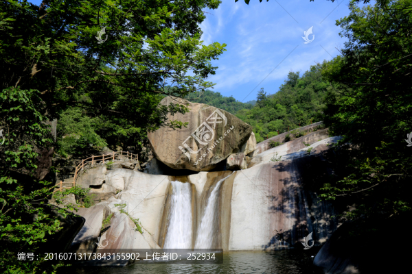 溪水潺潺