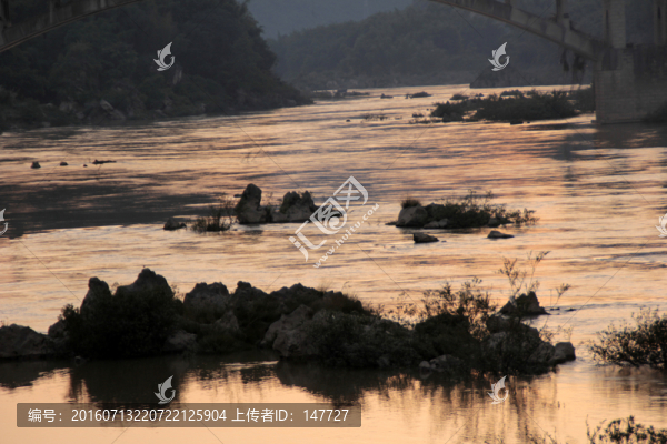 黃昏的江景
