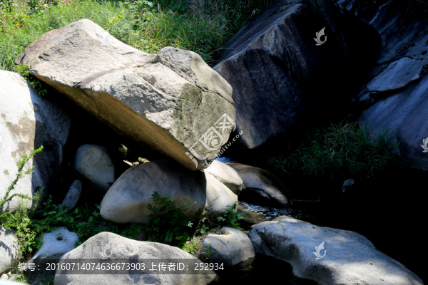山澗溪流