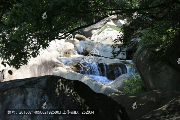 溪水潺潺