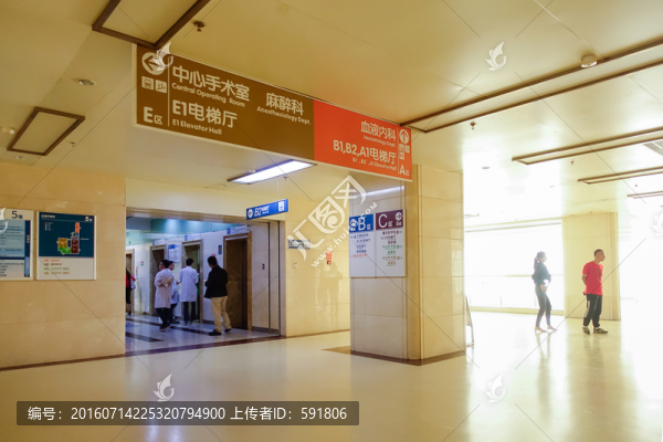 醫(yī)院電梯間