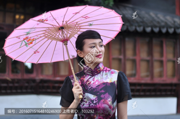 撐著傘的旗袍裝女人