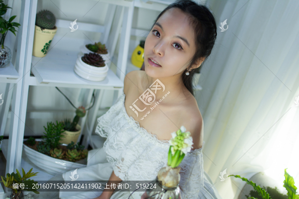 花草工作室里的女孩