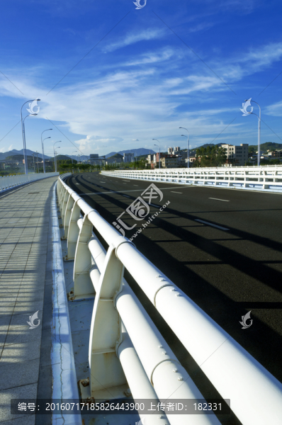 有護(hù)欄大馬路