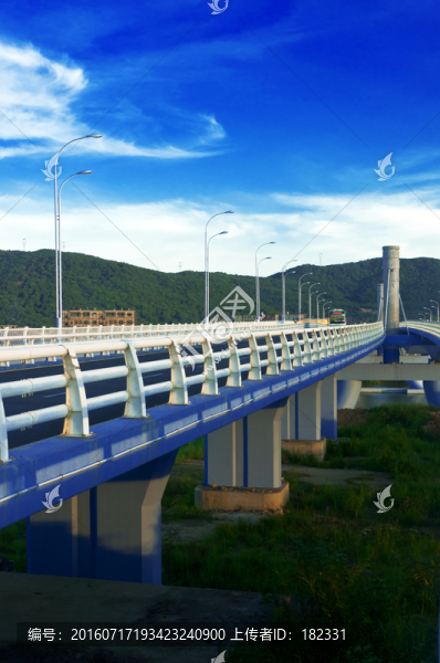 藍(lán)天下的大橋